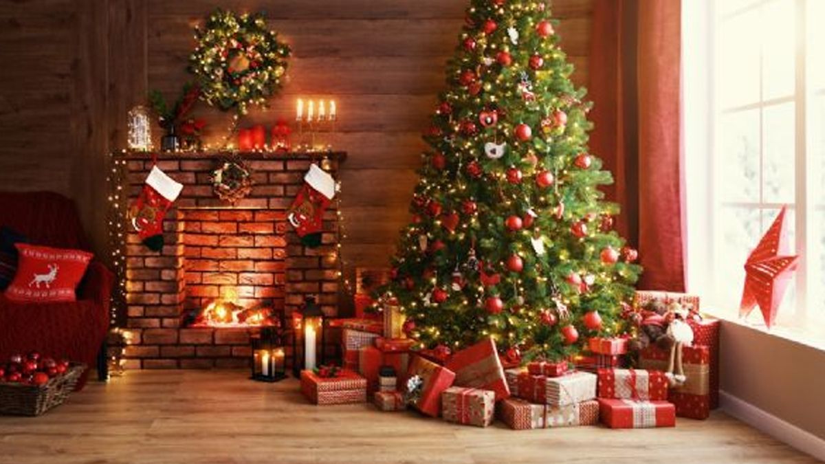 El árbol de navidad que se arma cada 8 de diciembre permanece así hasta el 6 de enero.