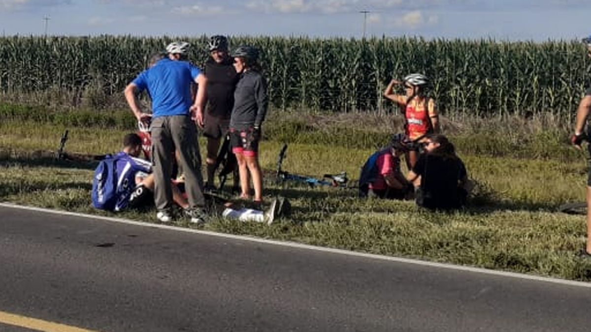 La mujer accidentada circulaba junto a un grupo de ciclistas.