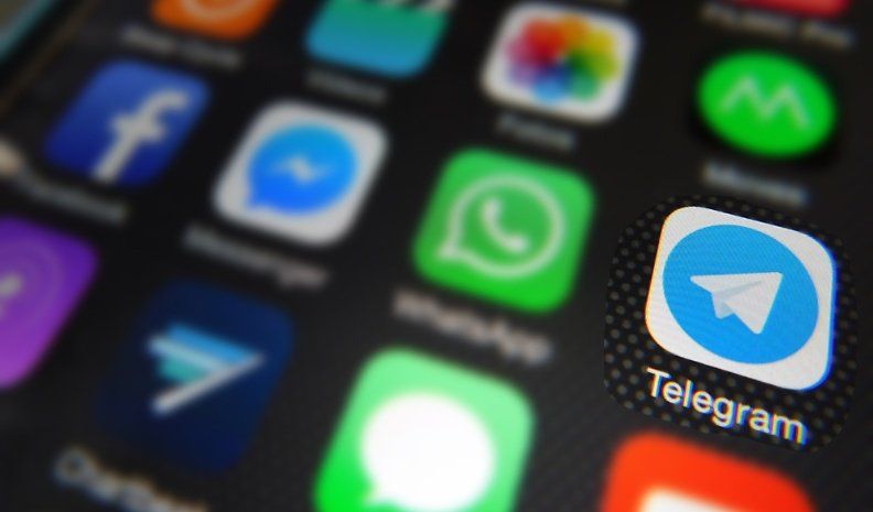 Con Telegram 9.0 ahora los usuarios premium pueden usar cualquiera de los miles de emojis disponibles para reaccionar a un mensaje