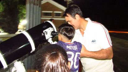 Es aficionado a la astronomía y cumplió el sueño a los niños de ver planetas de cerca