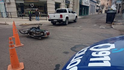 Una motociclista herida al chocar con una camioneta en Belgrano y Alberdi