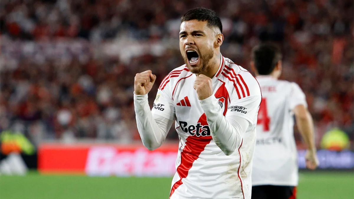 Paulo Díaz festeja su gol, el primero de la noche.