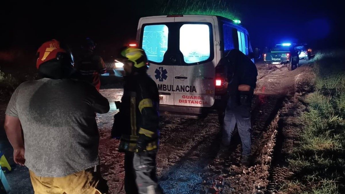 El accidente de tránsito se produjo a las 22 horas de ayer en el camino rural que une las localidades de Elena y Río de Los Sauces