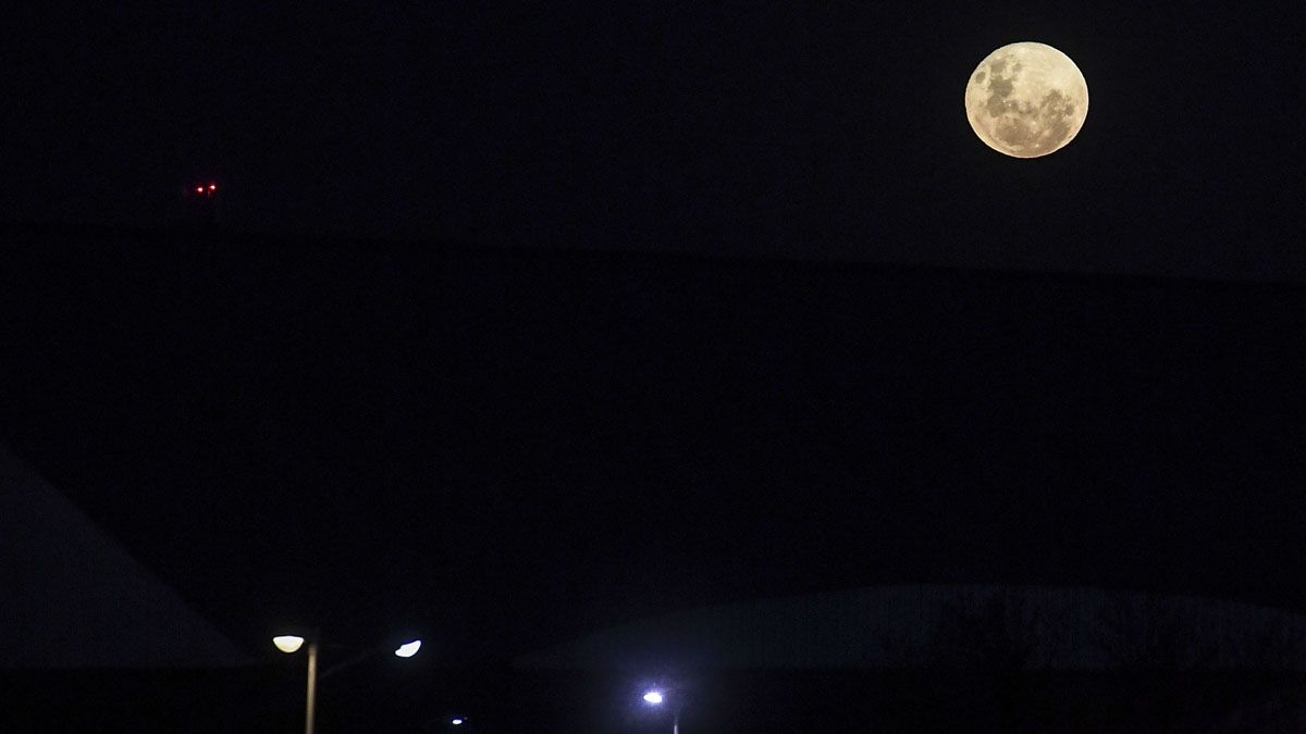 La Súper Luna pudo verse con todo su brillo