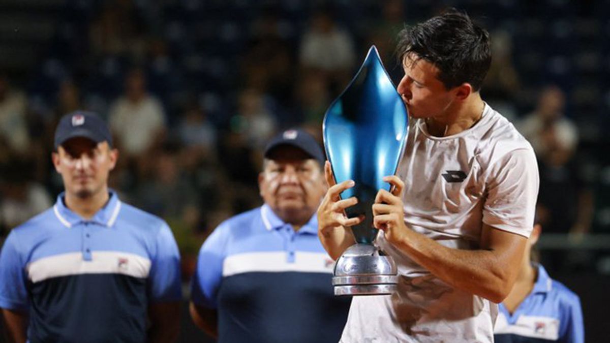 Luciano Darderis besa el trofeo del Córdoba Open