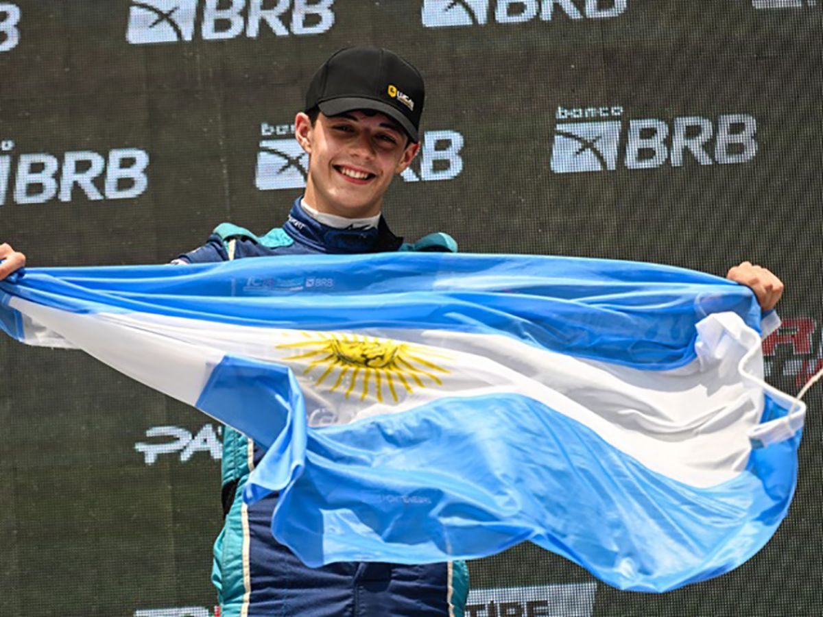 Ignacio Montenegro con la bandera argentina en el podio del TCR South America