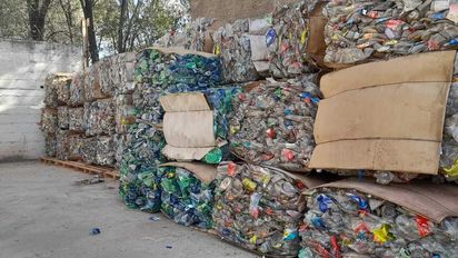 Reciben más de 8.000 kilos de botellas al mes y elaboran productos reciclados 