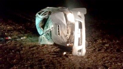 Dos muertos al volcar una camioneta en un camino rural, cerca de Río Bamba