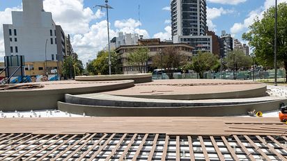 Plaza de las Américas: instalan tres escenarios con piso ecológico