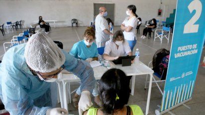 Vacunaron a 400 docentes y hoy siguen con 1.750 adultos mayores