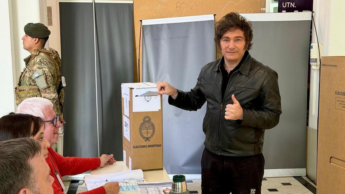 El presidente Javier Milei al momento de votar el domingo y antes de que se conociera la abultada victoria que le darían las urnas