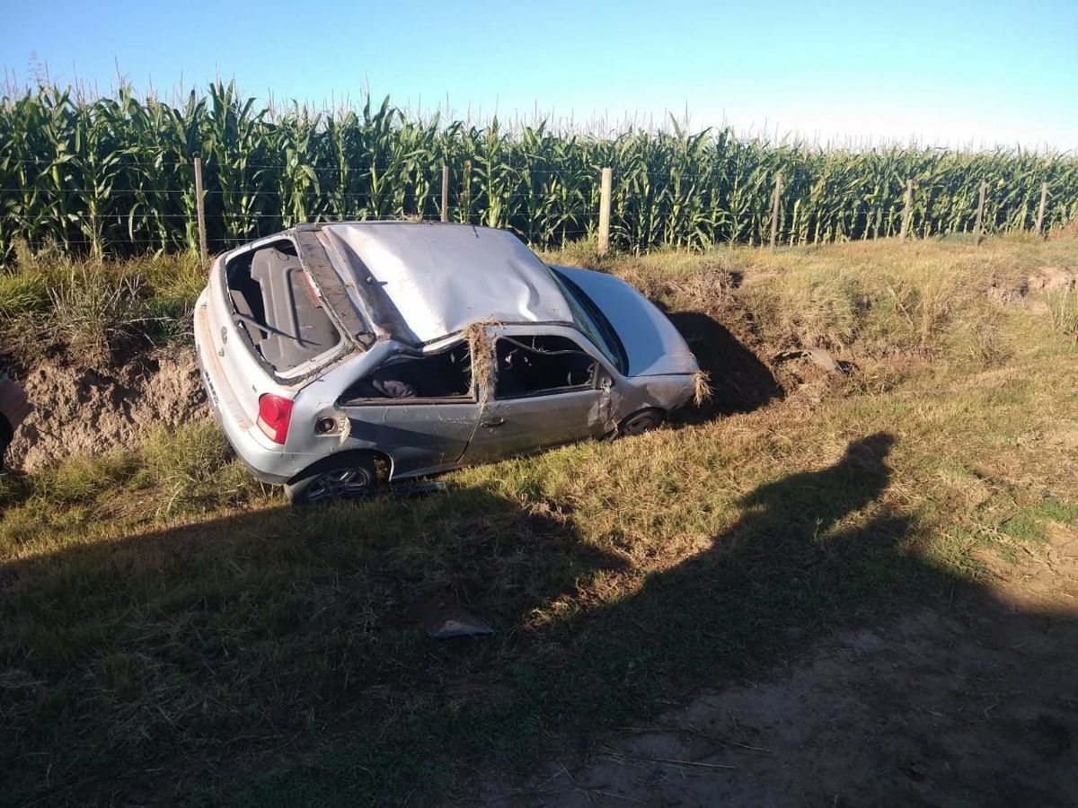 Un automóvil con tres personas a bordo despistó ayer a la mañana en zona rural de Arroyo Cabral. 