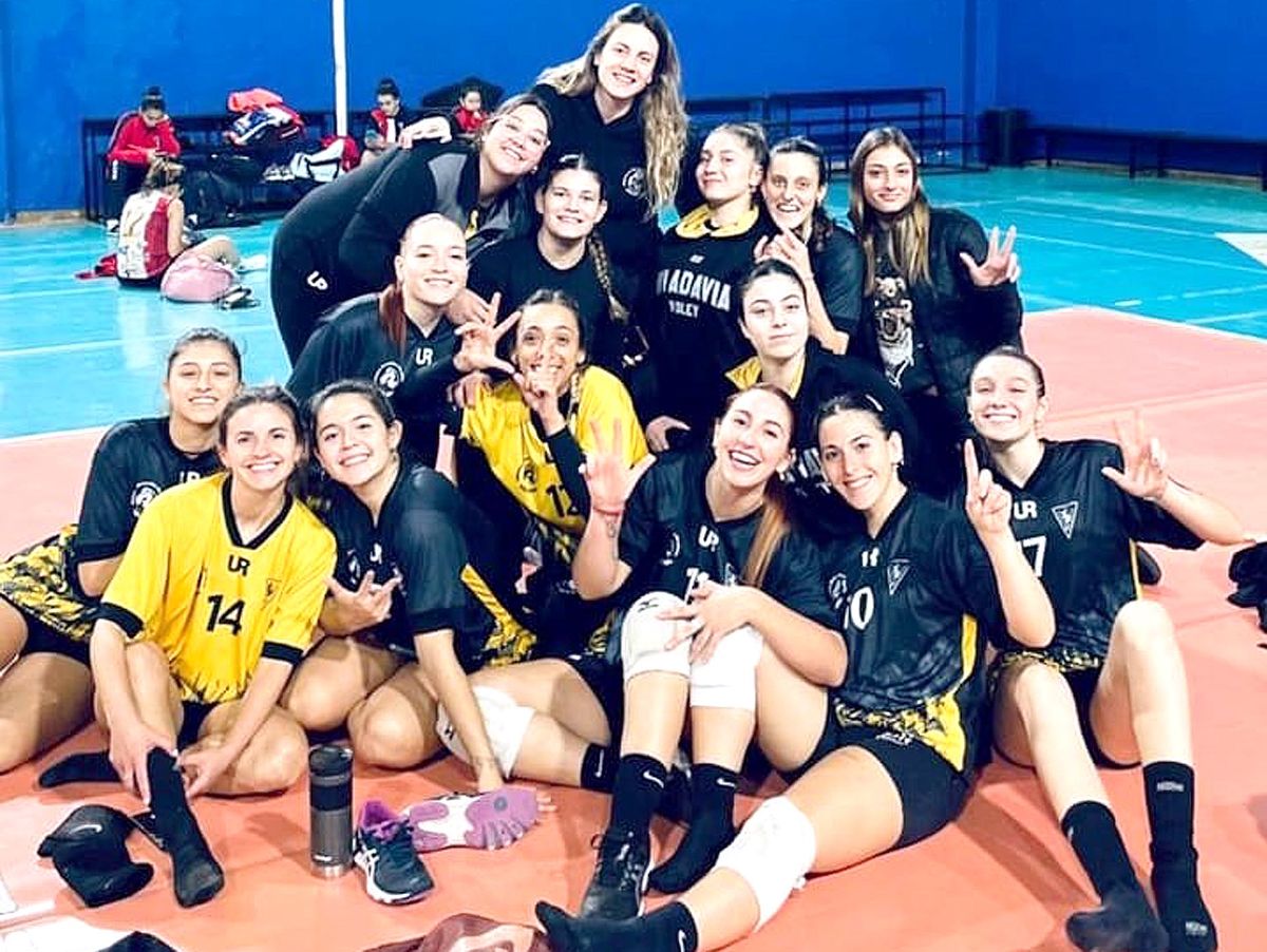 El festejo de las chicas de Rivadavia que, tras vencer en las 2 semifinales a Matienzo de Monte Buey, avanzaron a la final del Apertura de la Asociación del Sudeste.