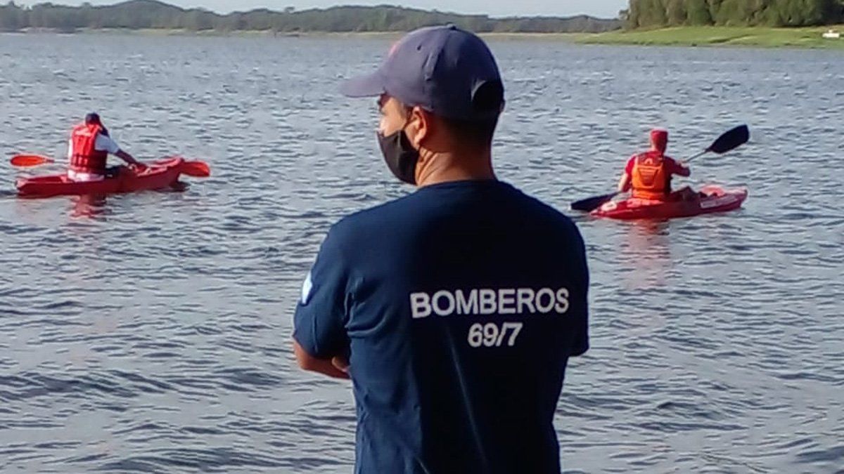 Decenas de bomberos fueron rotando en el transcurso del operativo.