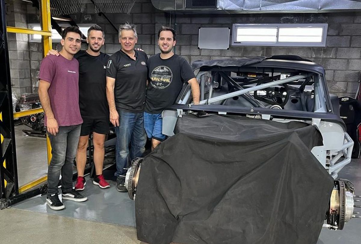 Eugenio Provens junto a Kevin Candela, Enrique Candela y Mauricio Candela, quienes tendrán a cargo del Ford que conducirá en el 2024