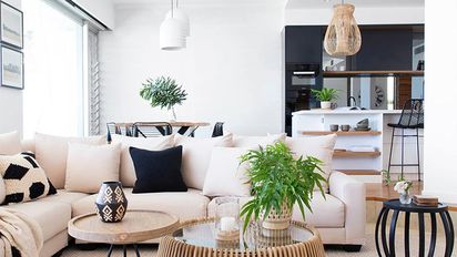 Blanco, negro y madera, una combinación perfecta