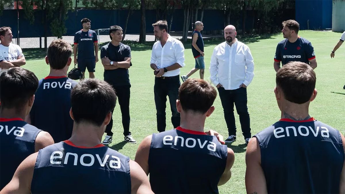 Pablo “Pitu” Barrientos con el presidente Sergio Costantino y el resto del plantel.