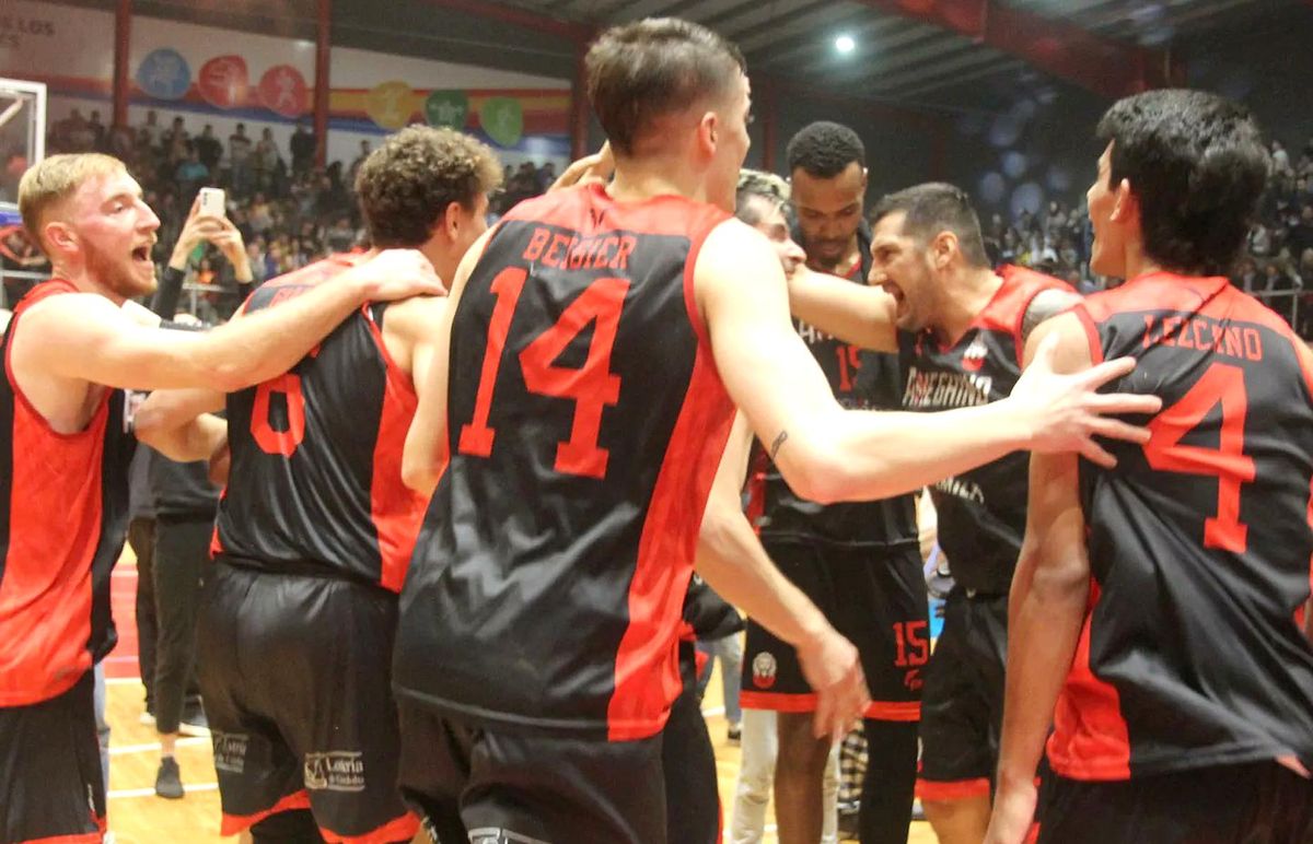 El festejo de Ameghino tras la gran victoria ante Zárate Basket. La serie está 1-1 tras los 2 juegos en el Salón de los Deportes. Mañana se miden en Zárate.