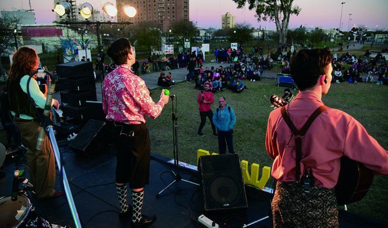 Desde muy temprano, bandas, solistas, poetas y artistas pasaron por el escenario que se construyó en el Parque de la Vida.