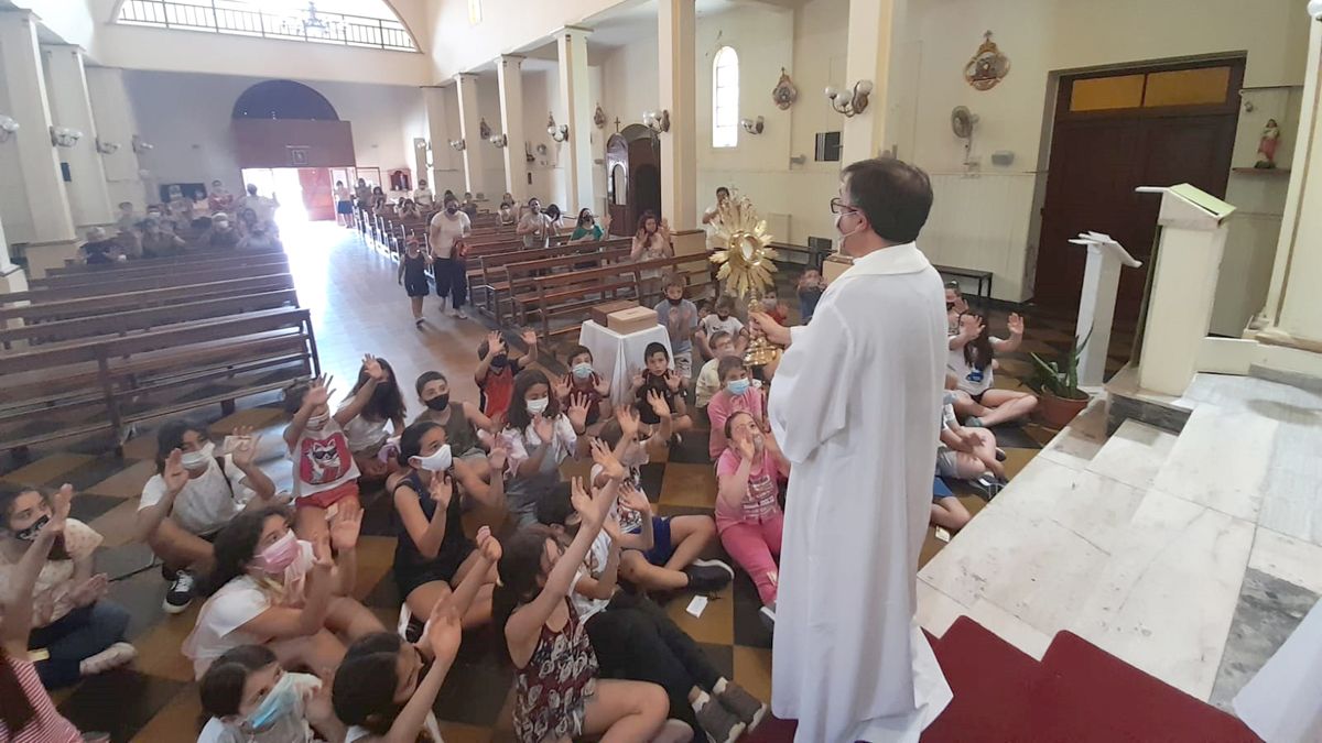 El padre Fernando Gómez lideró el sábado la primera Adoración Eucarística con los niños en el Santuario de Fátima