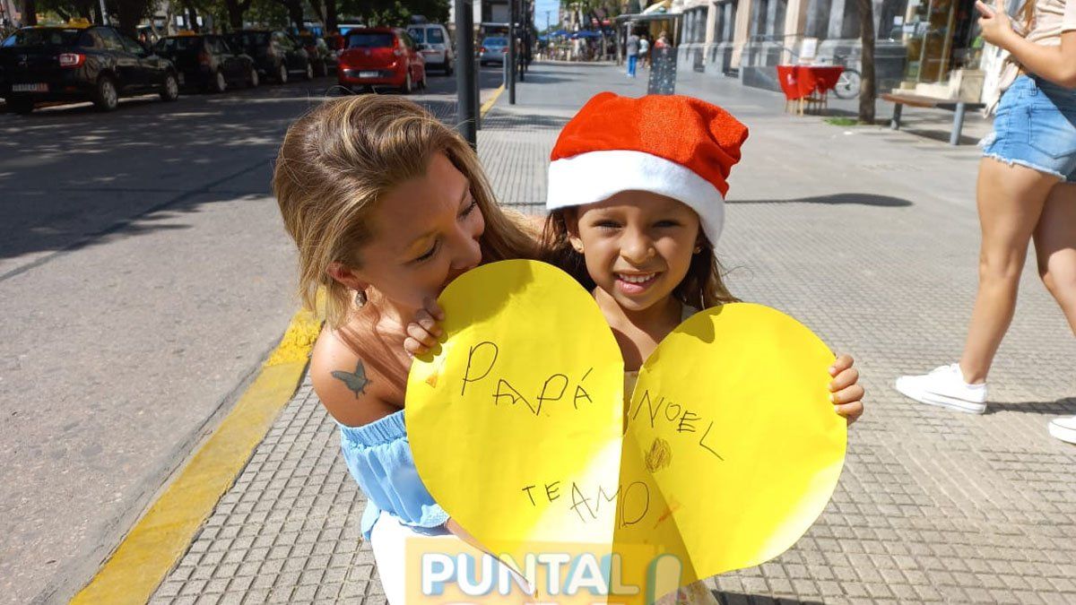 Los niños se acercaron a saludar a Papá Noel.