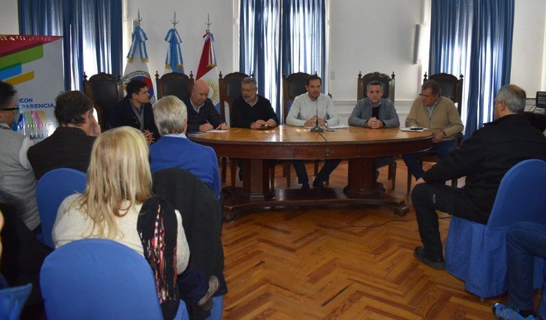 Gill ante vecinalistas presentando el plan de pavimentación