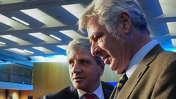 El presidente de la Sociedad Rural Argentina, Nicolás Pino, junto al ministro de Economía, Luis Caputo, en la Argentina Week.