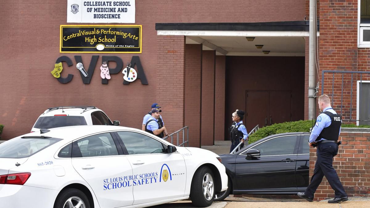 Una adolescente y unamujer murieron el lunes cuando un joven armado irrumpió a los tiros en unaescuela secundaria del estado estadounidense de Missouri