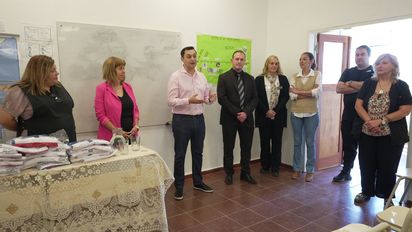 Alumnos de CENMA que funciona en la cárcel recibieron las remeras de la promo