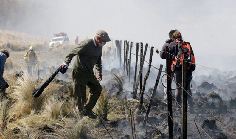 El fuego sigue en La Cumbre, llegó a Villa Giardino y no se detiene