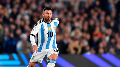 Messi le puso calor a la fría noche en la que Argentina debutó triunfante ante Ecuador