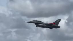 Un F-16 volando hacia el Área de Material Río Cuarto.