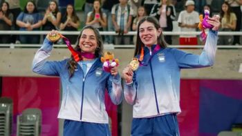Victoria Vílchez y María Belén Mosca con la dorada en los Juegos Suramericanos