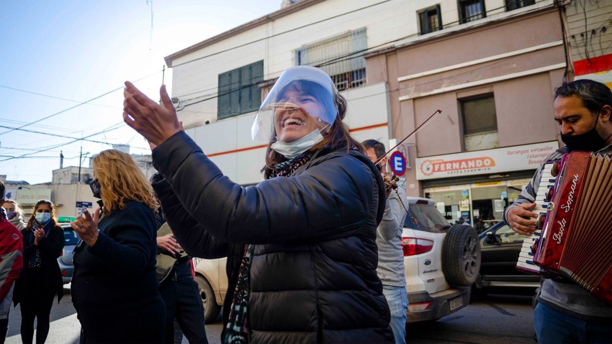 El homenaje a los trabajadores de salud coincidió con el Día del Himno Nacional.