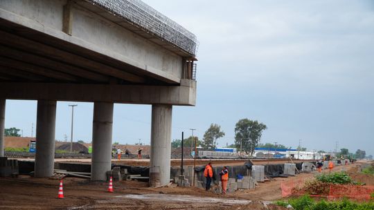 El ministro de Infraestructura y Servicios Públicos de Córdoba, Fabián López, brindó una conferencia de prensa sobre el avance de las obras en la ruta 8, a la altura de Colombres.Foto: Andrés Oviedo