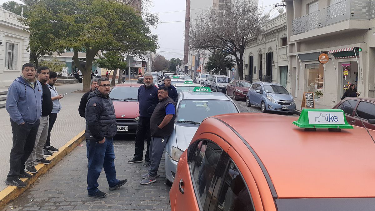 Remiseros y taxistas se concentraron ayer frente al Concejo Deliberante para reclamar por los hechos de inseguridad que los afectan.