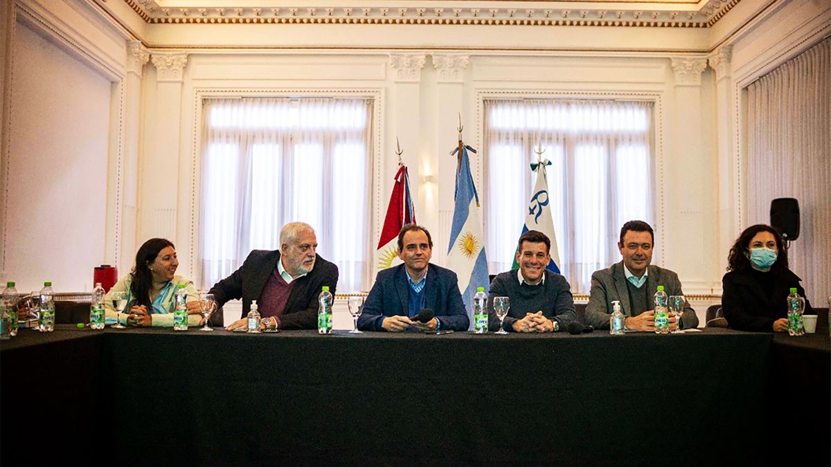 El intendente Juan ManuelLlamosas encabezó ayer la primera reunión de conformación del Gabinete deDesarrollo Sostenible