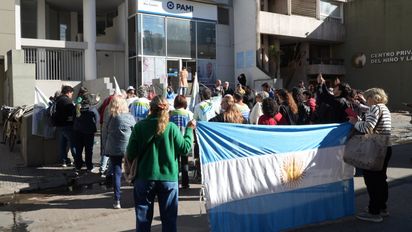 Protesta de jubilados en la sede de PAMI: