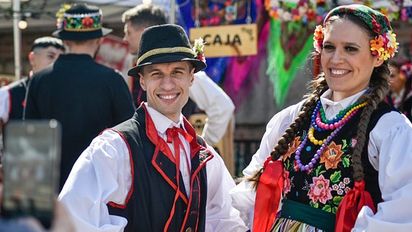 Las colectividades llevan su cultura a los barrios de la capital provincial