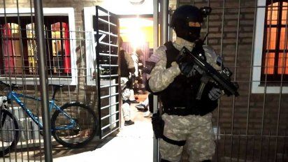 Policías de la fuerza antinarcóticos encontraron estupefacientes en un tablero eléctrico domiciliario